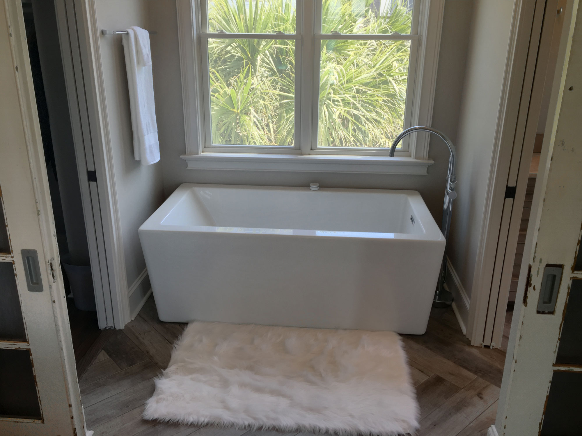 5 piece bathroom with seperate space for soaking tub