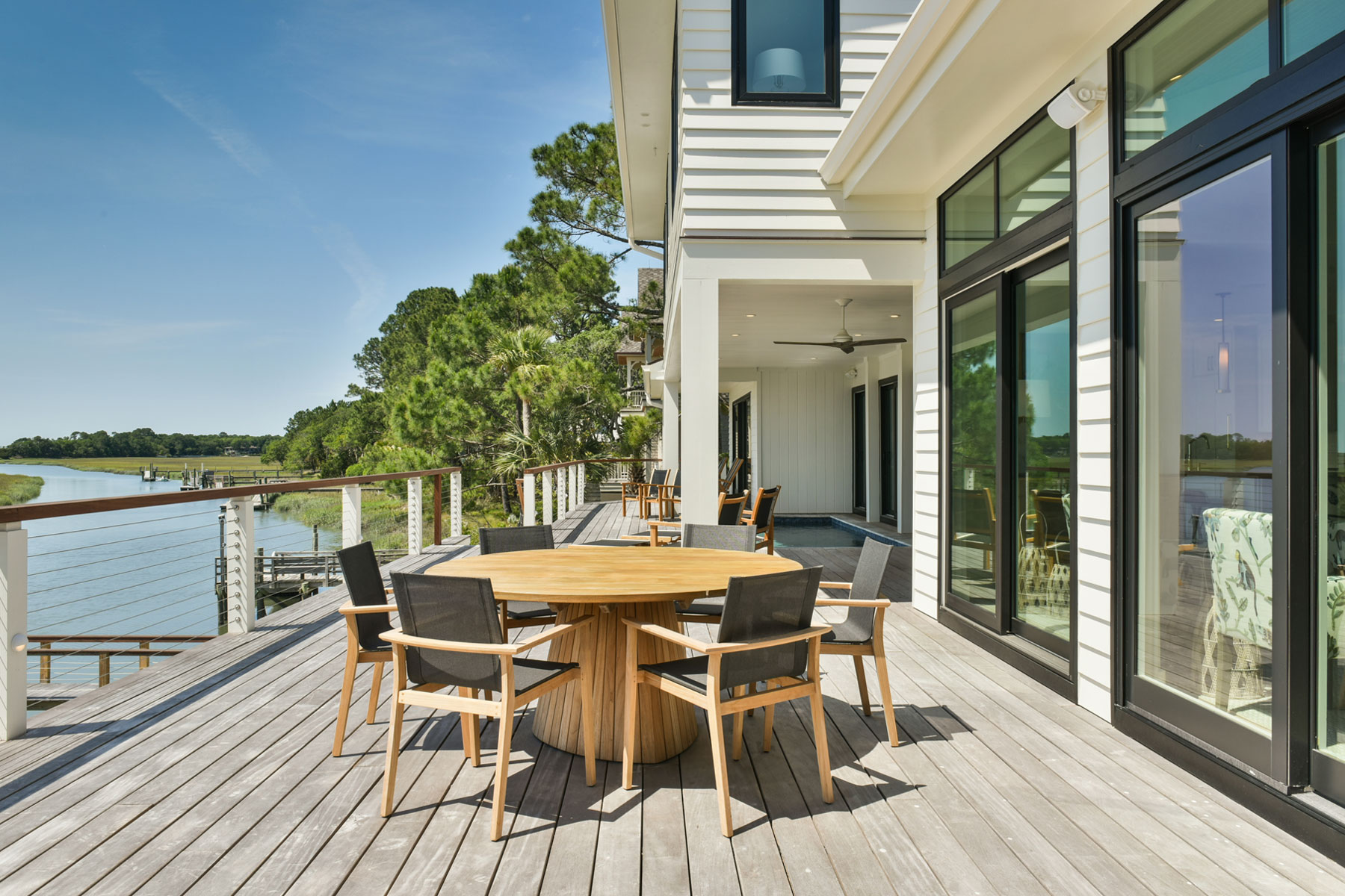 Outdoor dining and entertaining on elevated pool deck
